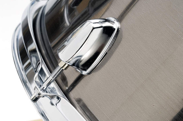 blank The lugs are small, bullet-shaped examples that are attached to the shells with single bolts